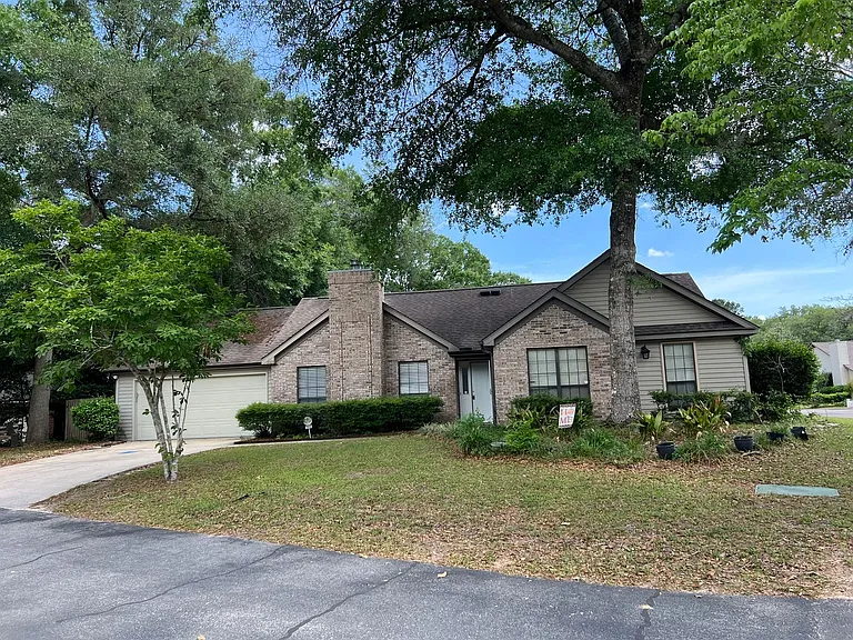 2605 Yarmouth Ln — Photo 2