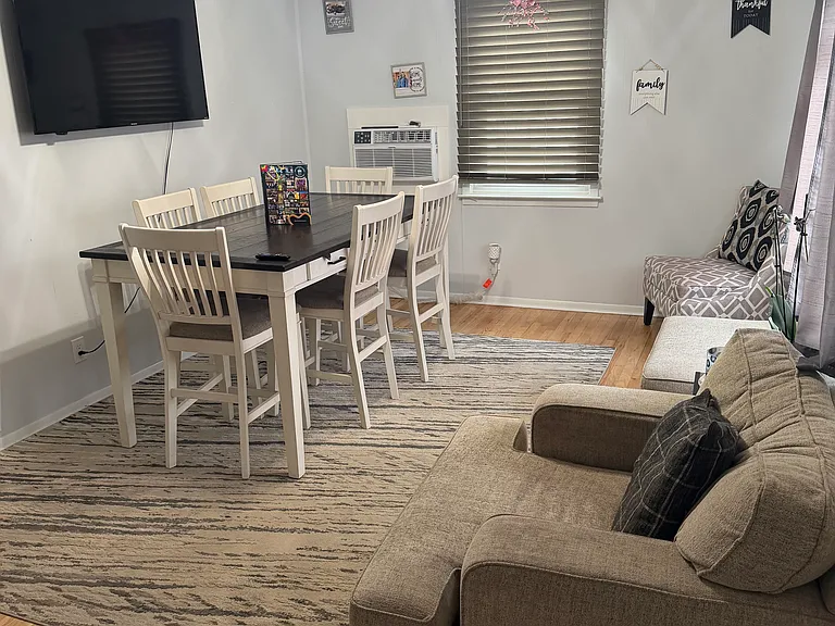 417 Giles Ave — Photo 2