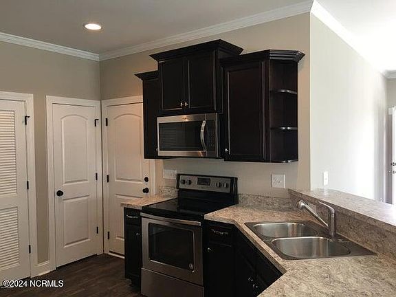5th image of 2212 Remington Ct #B