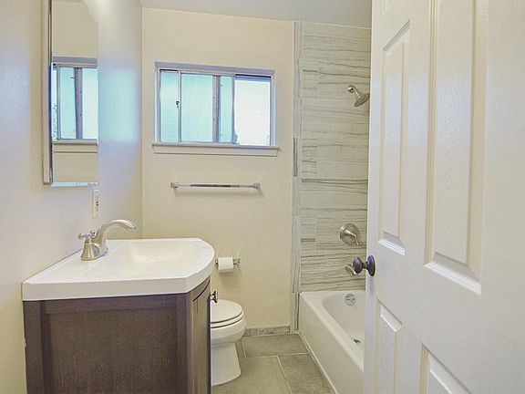 2nd image of 955 Vermont St APT 3