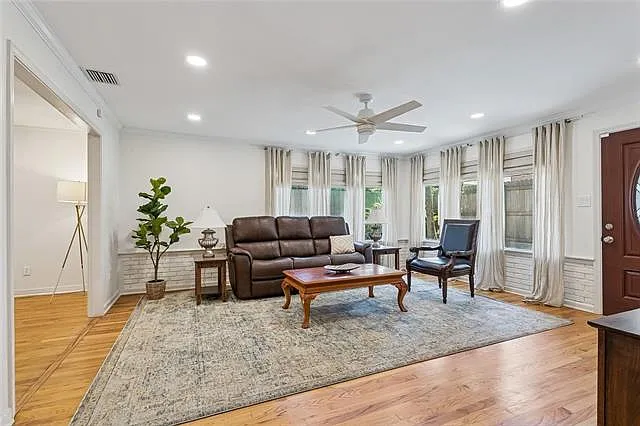 4 bed, 2.0 bath, 2305 sqft, $3,900 — Photo 4