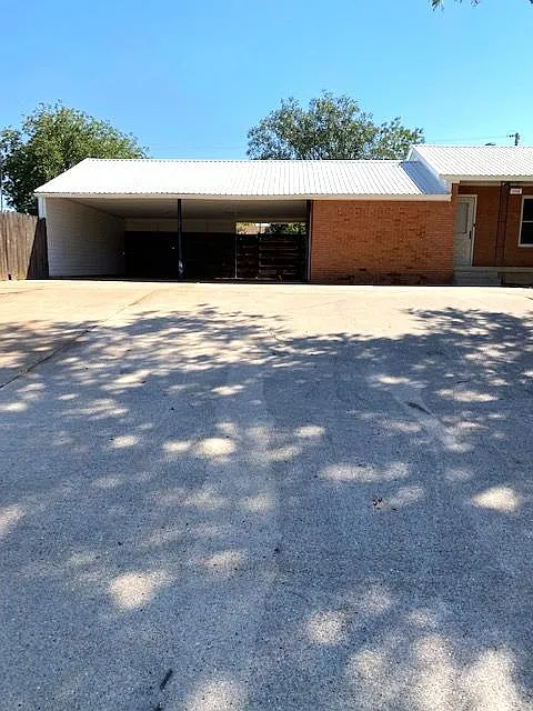 4 bed, 1971 sqft, $1,895 — Photo 2