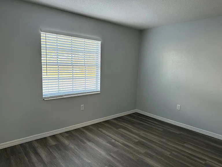Manatee Bay Apartments — Photo 58