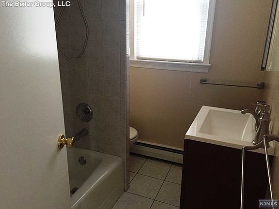 5th image of 14 Ilford Ave #2