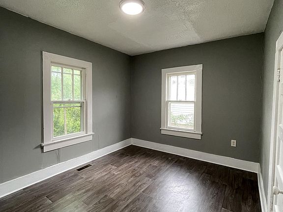 4th image of 2702 Woodside St