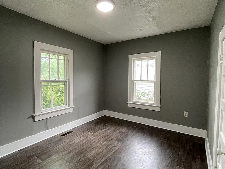 2702 Woodside St — Photo 4