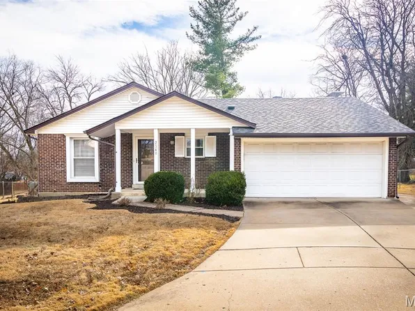 2340 Charterwood Ct, Maryland Heights, MO 63043