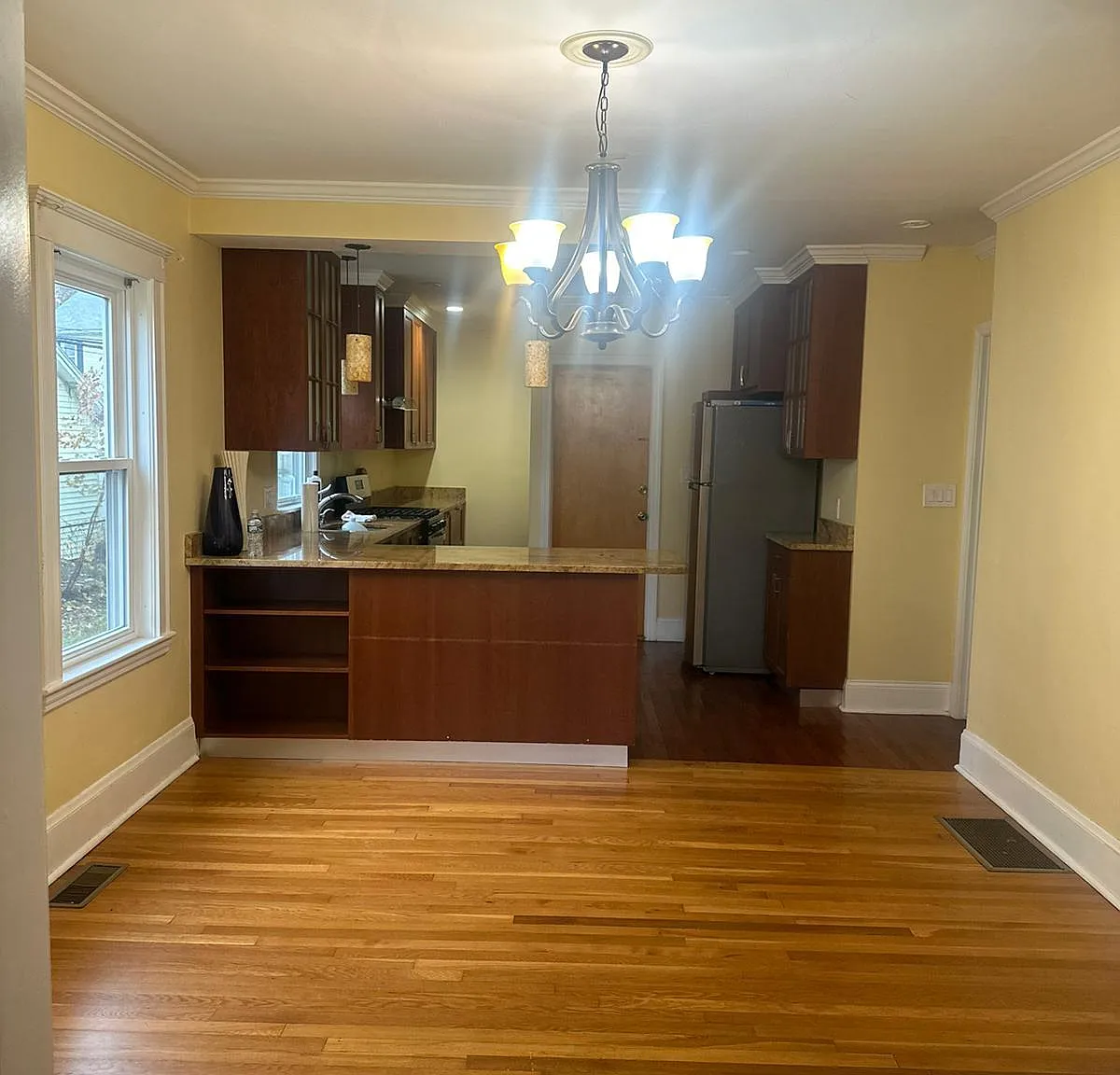 2 bed, 1000 sqft, $2,700 — Photo 2