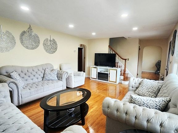 3rd image of 11 Brookhill Pl