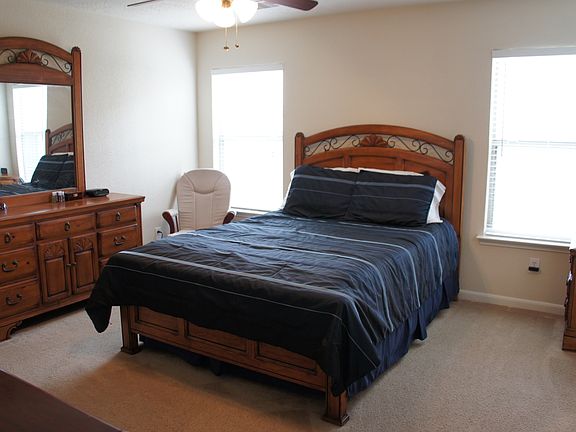 Master Bdrm w walk-in closet