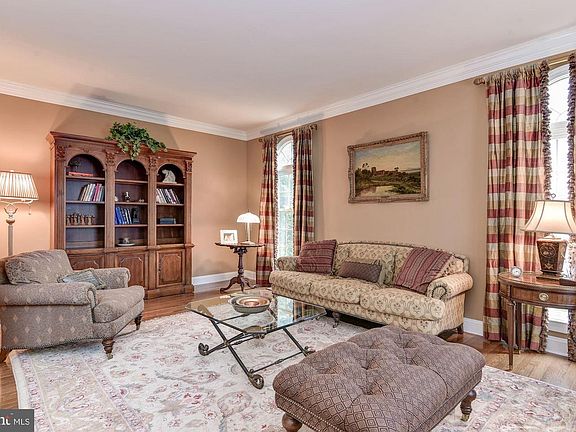4th image of 10221 Sweetwood Ave