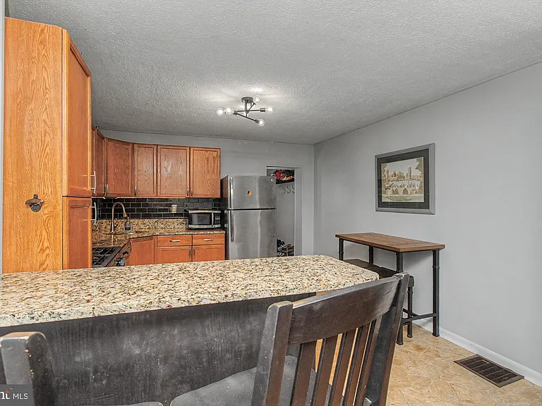 1303 Clarkson St — Photo 11