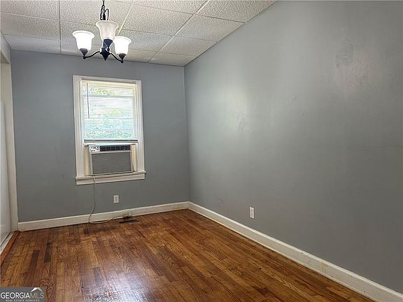 3rd image of 1540 Burton Ave