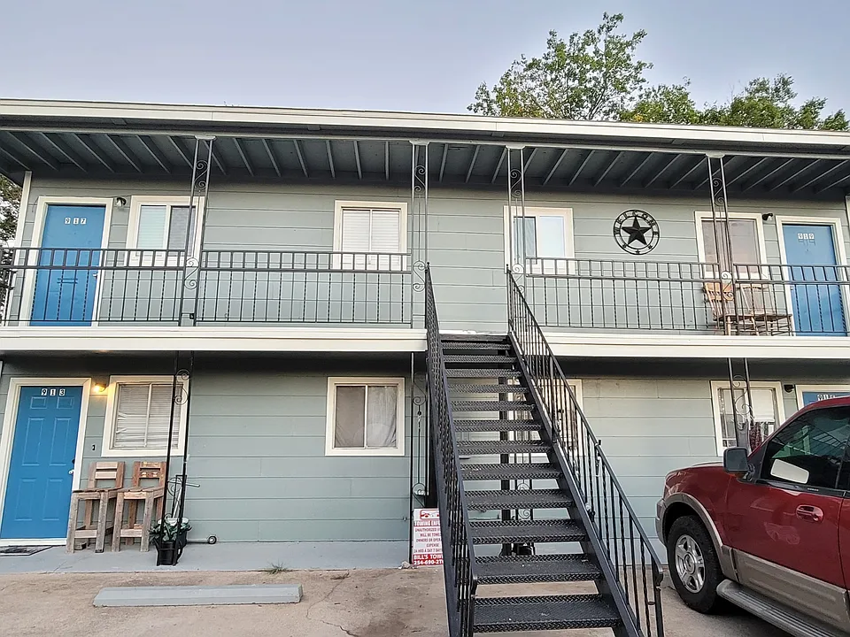 S 17th St - 913