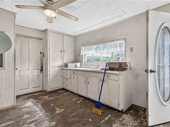 5th image of 400 S Cunningham Ln