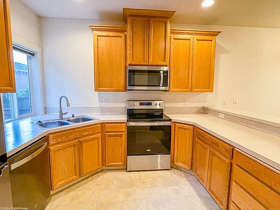 4th image of 9504 NE 72nd St