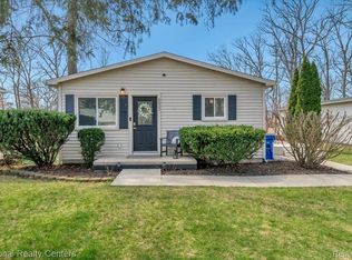6823 Saline Dr, Waterford, MI
