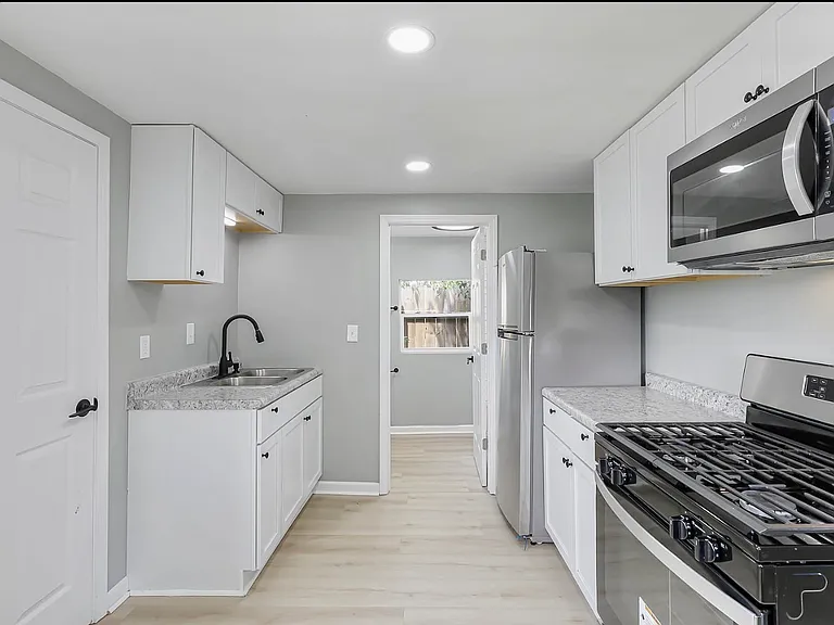 1341 Genessee Ave — Photo 14