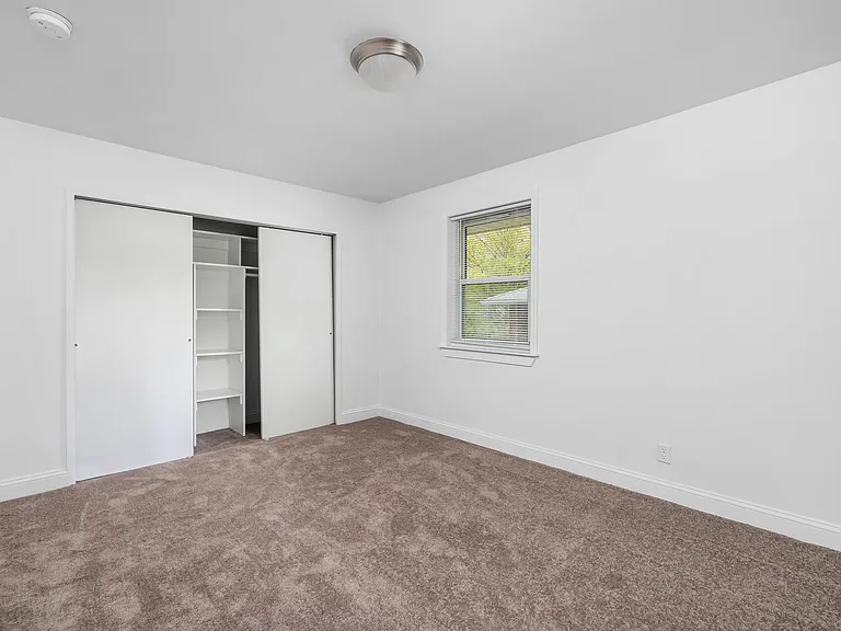 Crestwood Lake Apartments — Photo 84
