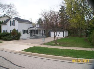 215 E Lincoln Ave, Barrington, IL 60010