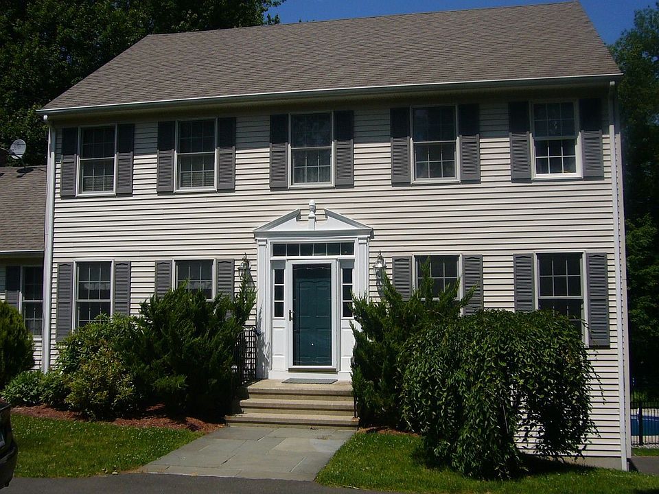 1997 Colonial w/Circular Drive