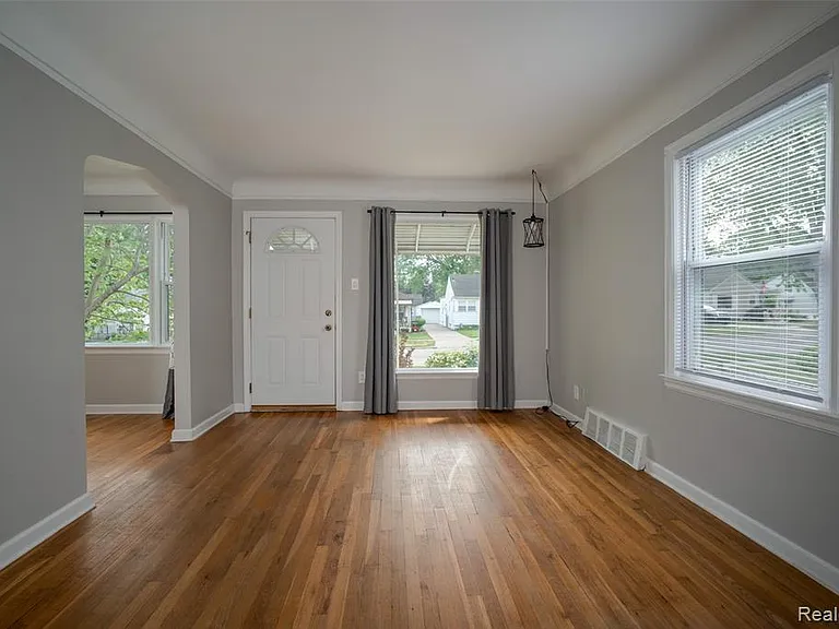 21328 Audette St — Photo 2