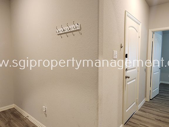 3rd image of 1703 Crimson Ave