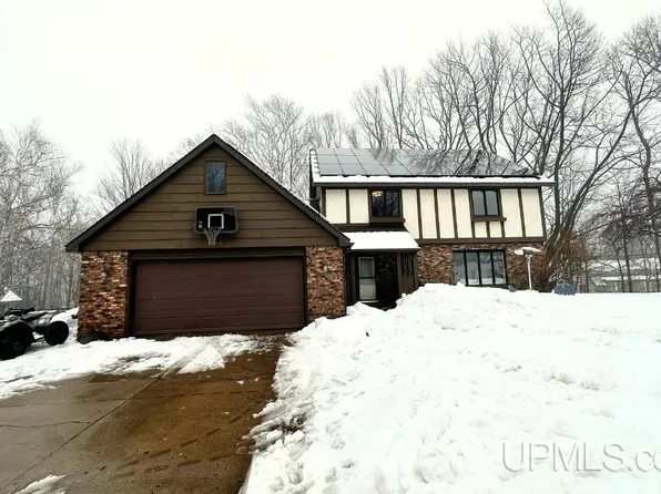 1041 Allouez Rd, Marquette, MI 49855