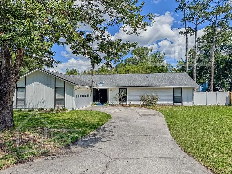 4 bed, 2.0 bath, 2022 sqft, $2,014 — Photo 2