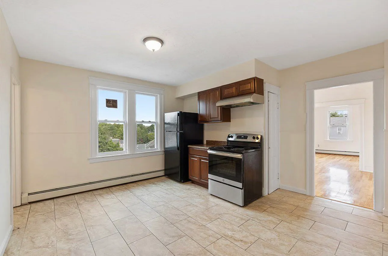 3 bed, 3000 sqft, $2,300 — Photo 3