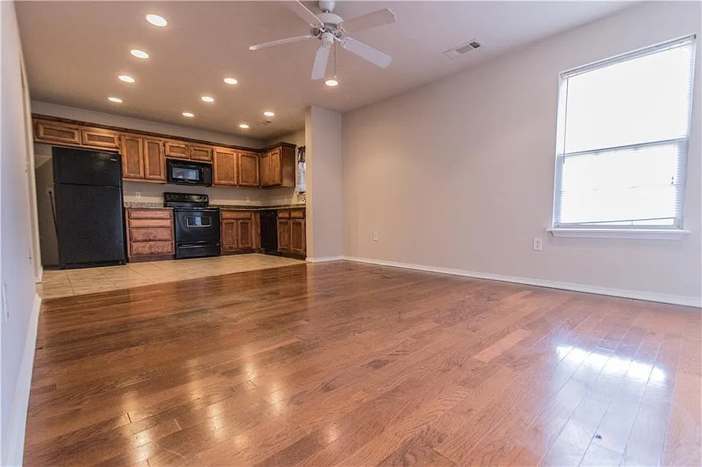 3 bed, 2.5 bath, 1482 sqft, $1,450 — Photo 3