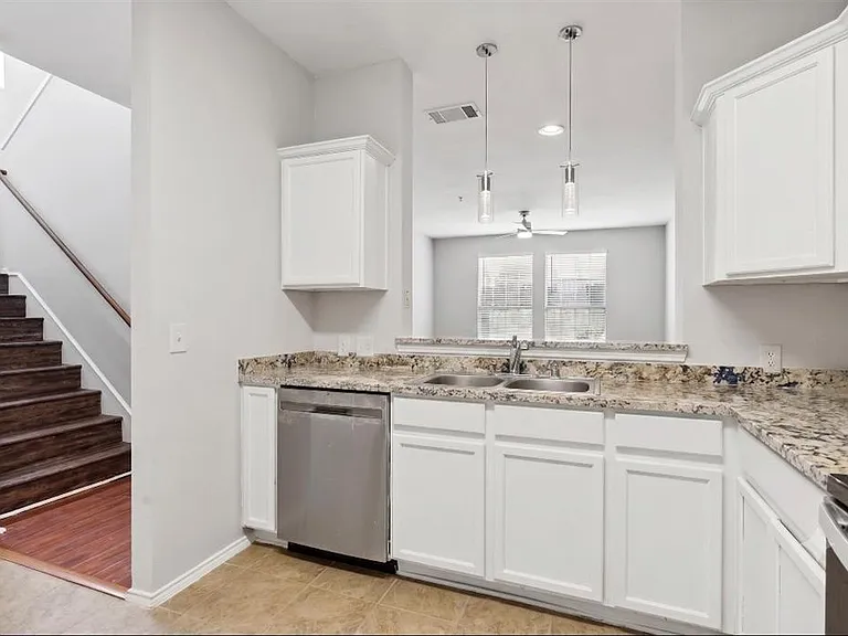 2316 Stoneleigh Pl — Photo 5