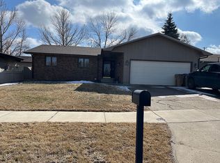 709 26th Ave NW, Minot, ND 58703