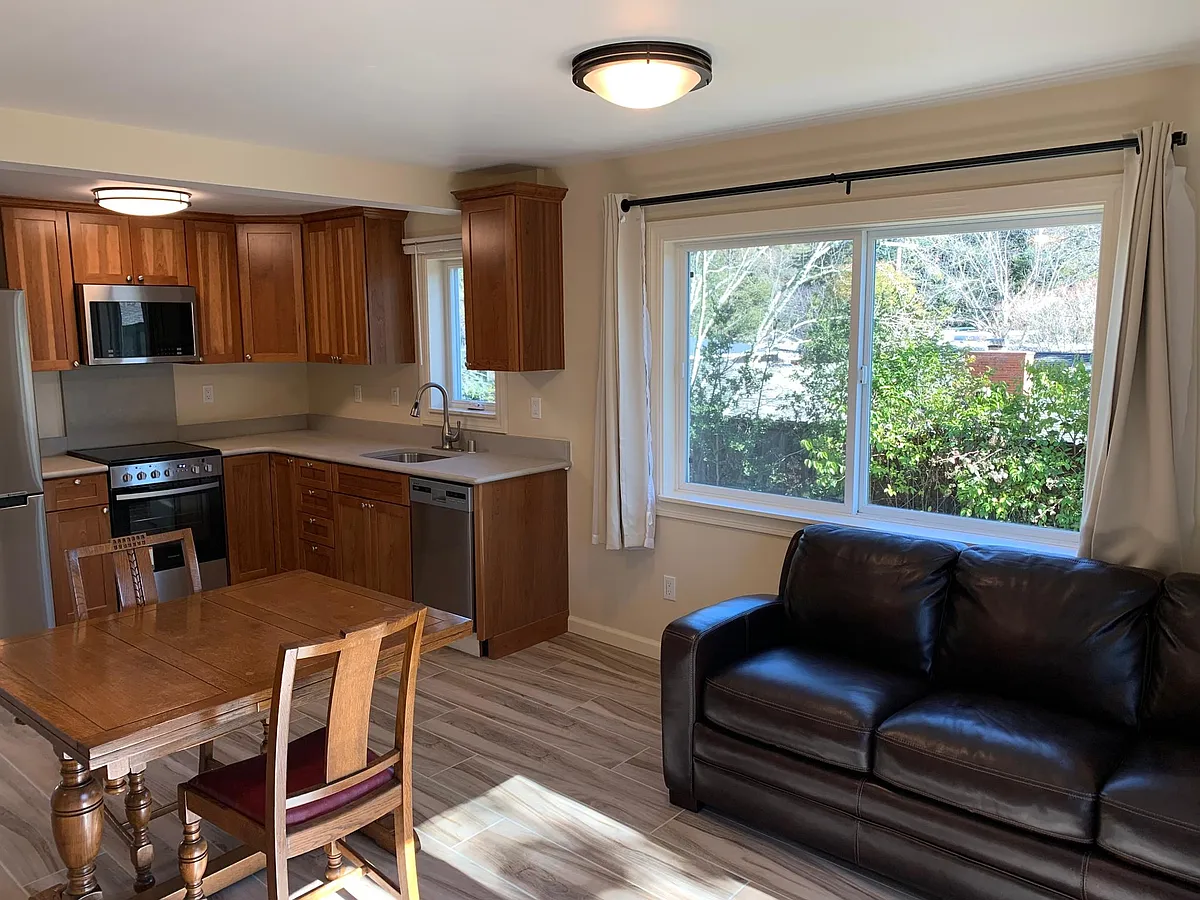 Kitchen & living room - 70 Hillcrest Dr #STUDIO