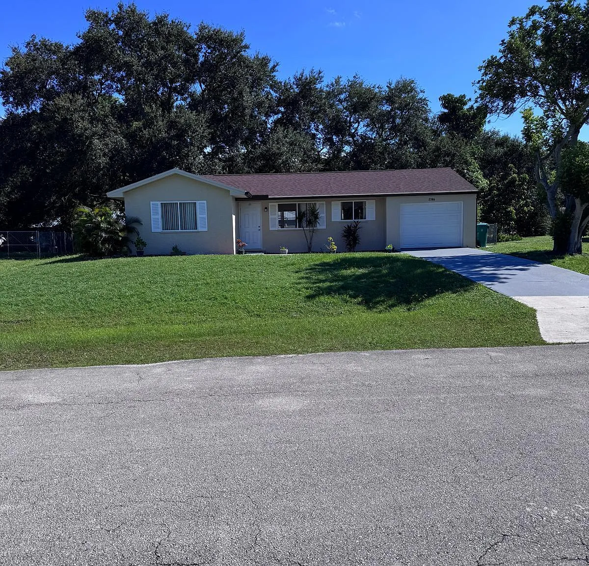 2 bed, 1.0 bath, 904 sqft, $1,900 — Photo 1