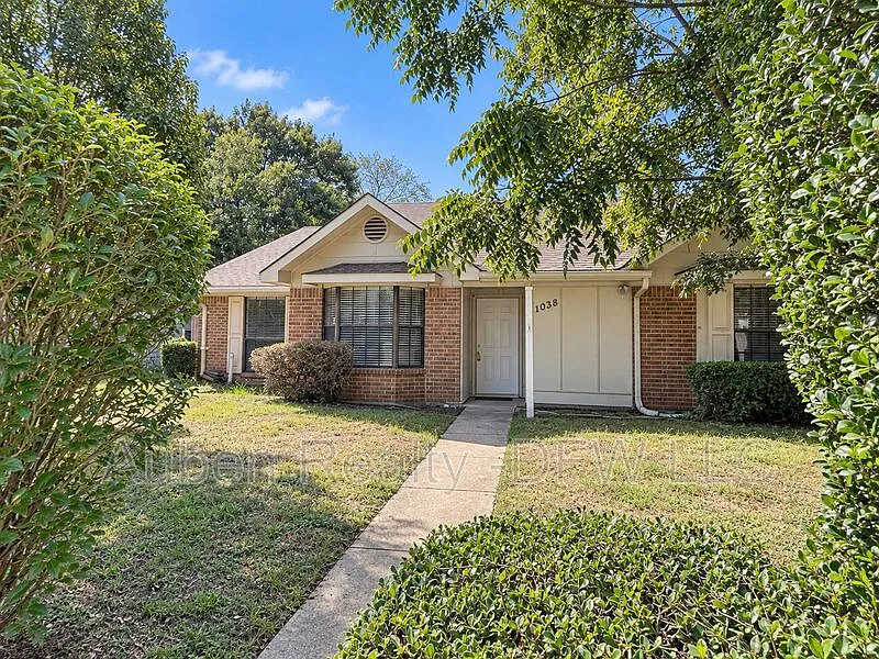 3 bed, 2.0 bath, 1368 sqft, $1,895 — Photo 2