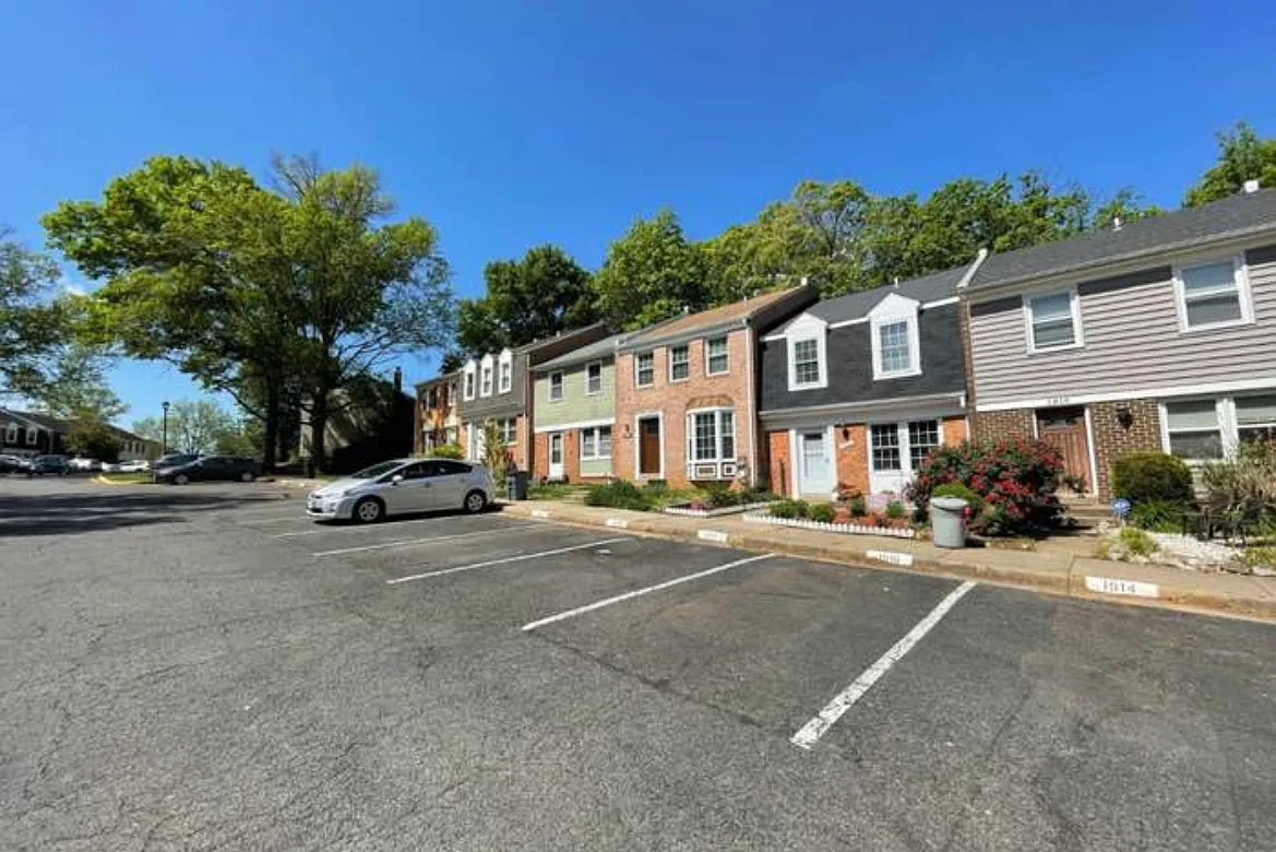 3 bed, 3.5 bath, 1713 sqft, $2,495 — Photo 2