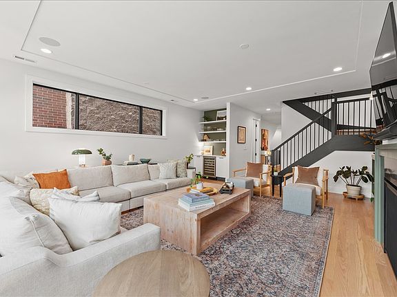 4th image of 825 W Buckingham Pl #3