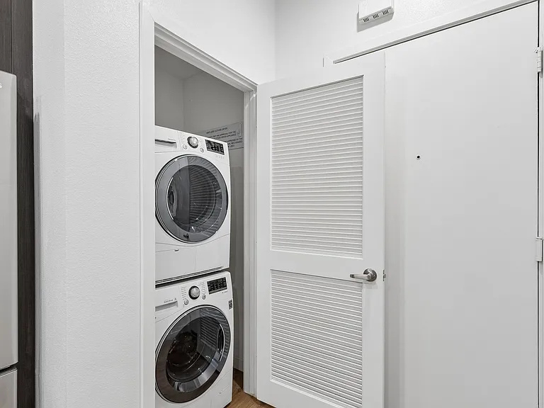 Maxwell Apartments — Photo 26