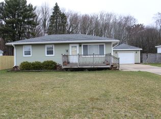 902 E Hile Rd, Norton Shores, MI 49441
