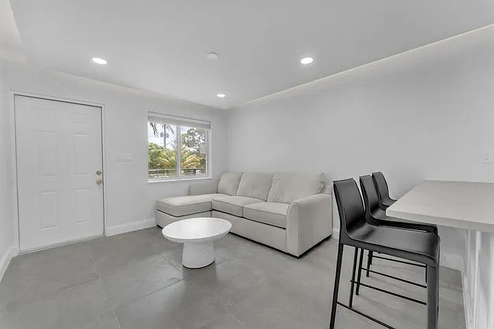 2 bed, 900 sqft, $3,300 — Photo 2