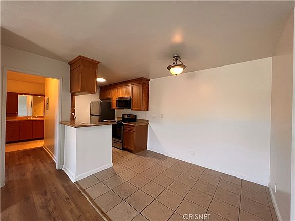 5th image of 20327 Saticoy St
