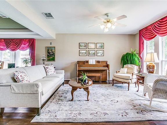 5th image of 815 Heatherwood Dr #S