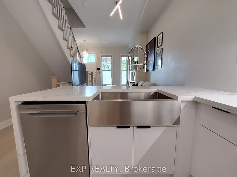 601 Adelaide St W — Photo 9