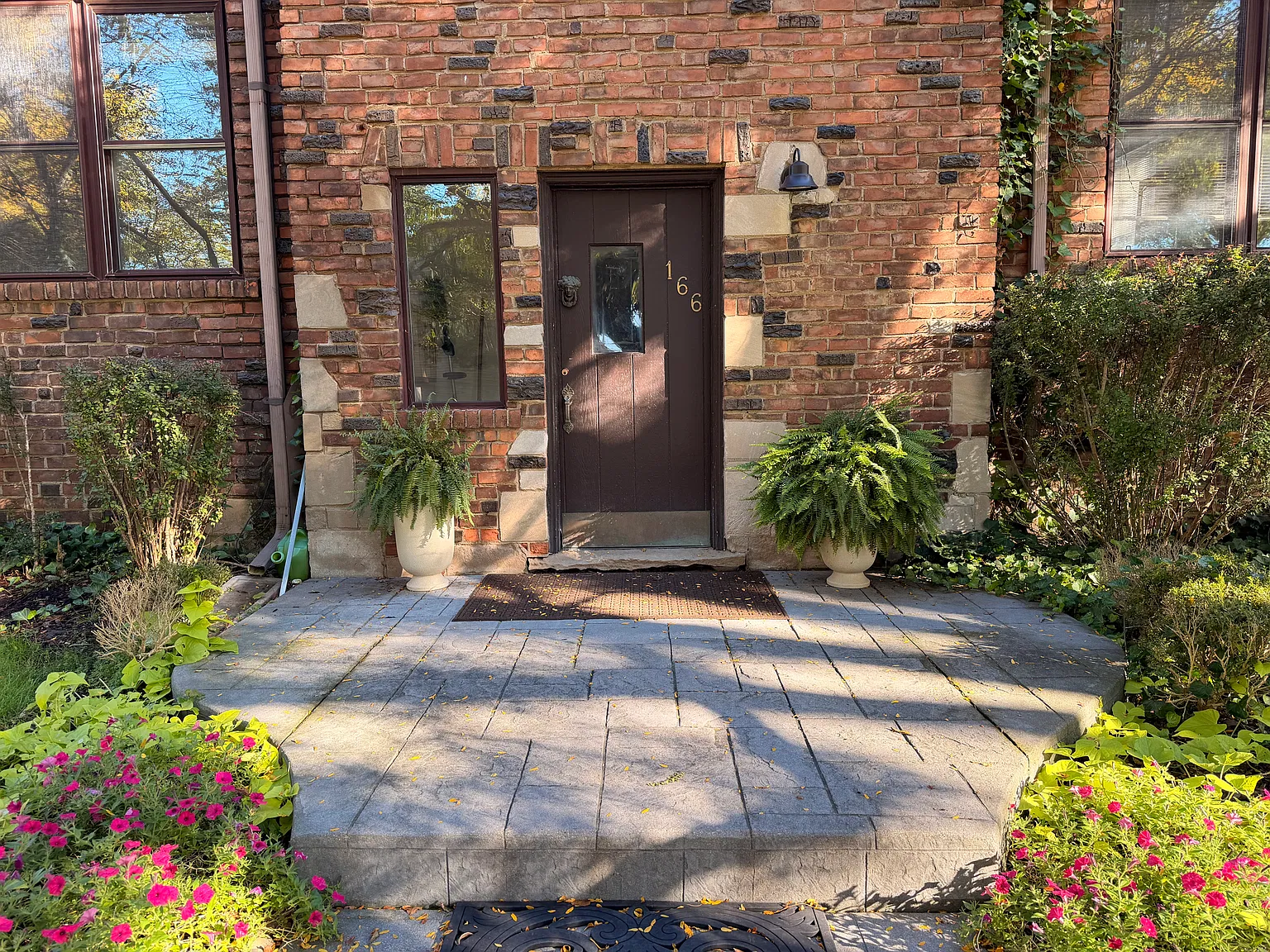 166 W Lincoln St — Photo 2