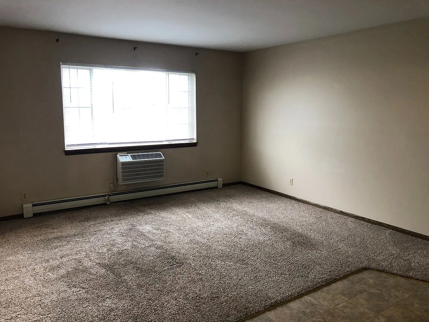 Spacious 1 bedroom plus den. — Photo 3