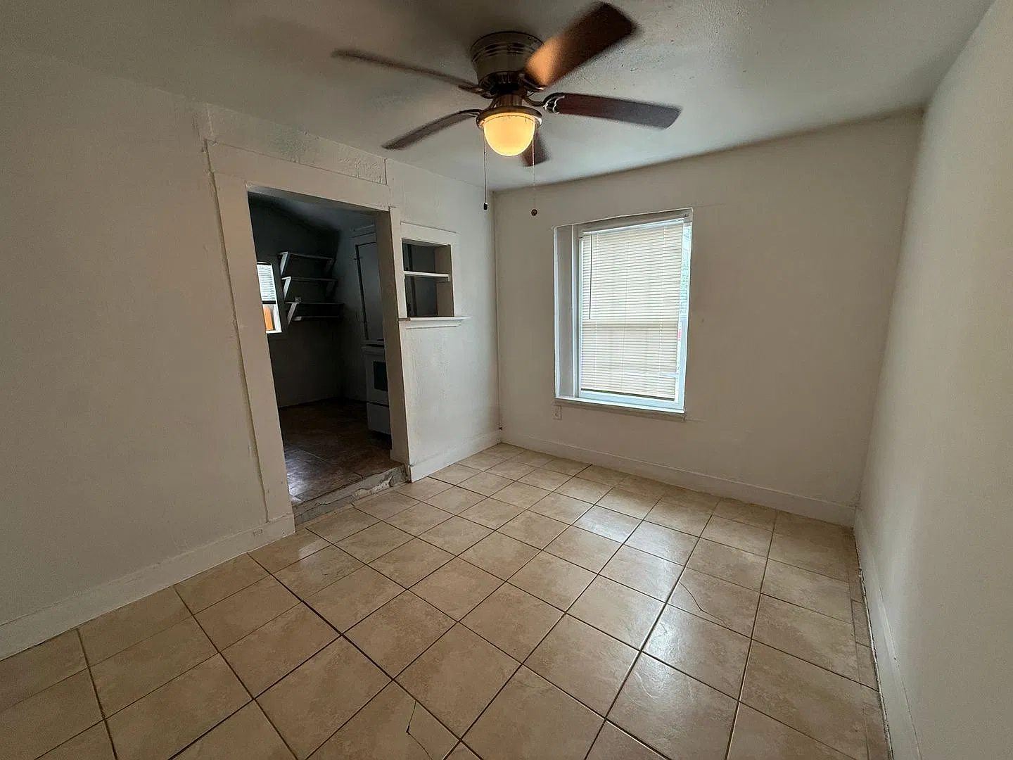 Charming 1-Bedroom Apartment with Hardwood Floors Near Downtown San Antonio — Photo 2