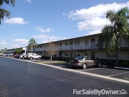 550 NW 77th Ave Bldg 42 Apt 205 : Beautiful Community with active lifestyle.