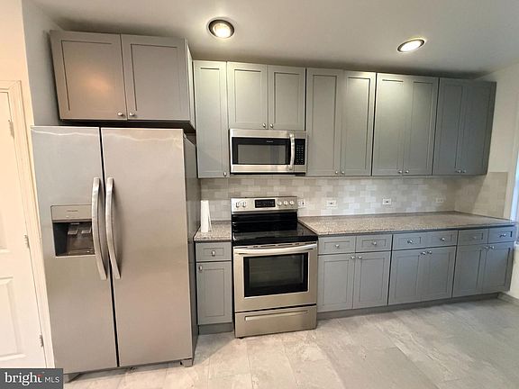 5th image of 1022 Lawrence Ave