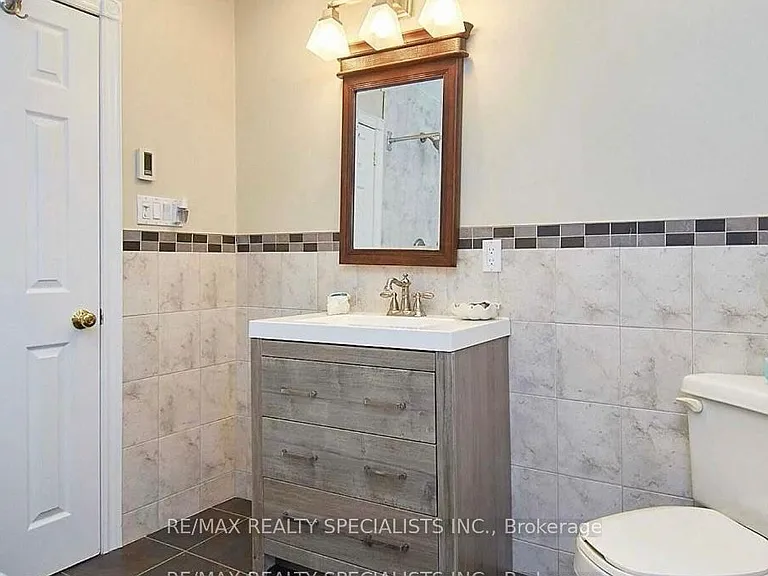 1395 Lorne Park Rd — Photo 3